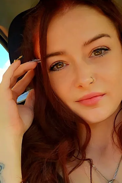 फ़्लिप्ड चैट AI – सारा के साथ चैट करें