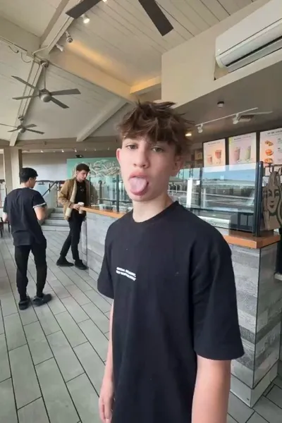 Flipped Chat AI – Csevegés Nidal Wonder