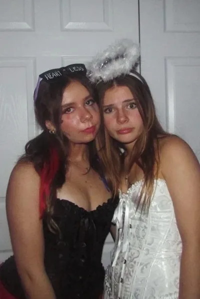 Flipped Chat AI – razgovarajte s Riley i Katie