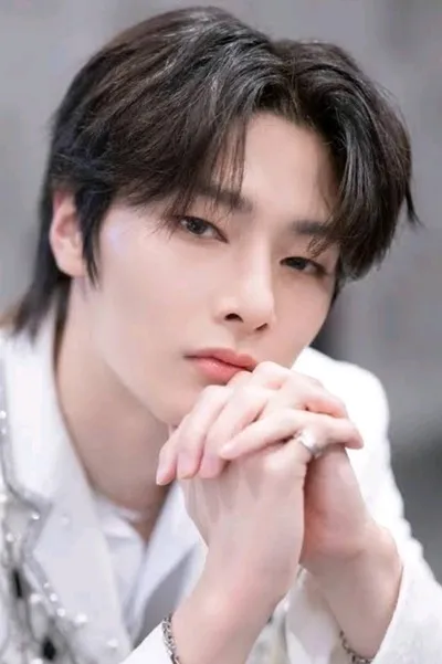 Flipped Chat AI – Chat cu Yang Jeongin