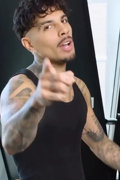 फ़्लिप्ड चैट AI – राउ अलेजैंड्रो के साथ चैट करें