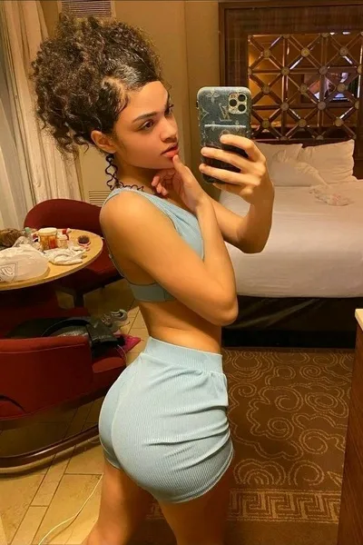 फ़्लिप्ड चैट AI – लूना के साथ चैट करें