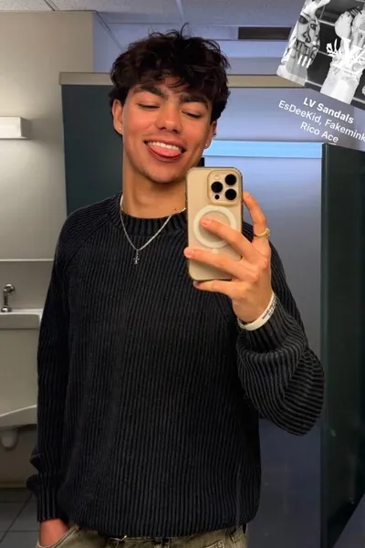 Flipped Chat AI – แชทกับ มาลาคี บาร์ตัน