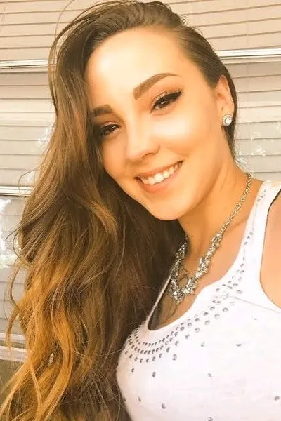 Flipped Chat AI – kalbėkite su Serenya Dalton