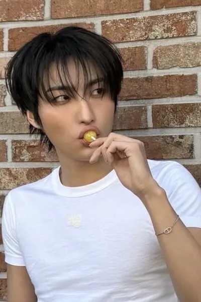 Flipped Chat AI – Chat dengan Seonghwa