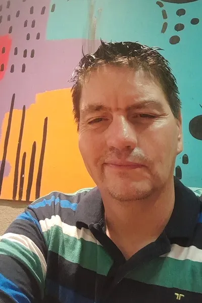 Flipped Chat AI – Chat cu Ariel Weatherman