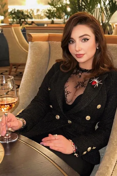 Flipped Chat AI – 엘레나 델리지오즈와 채팅