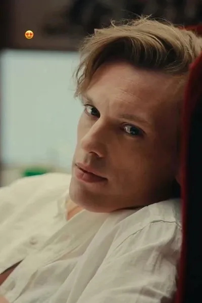 Flipped Chat AI – Sembang dengan Jamie Campbell Bower