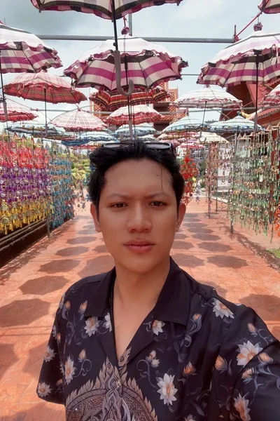 Flipped Chat AI – แชทกับ กวีวัฒน์ ธาราพงษ์