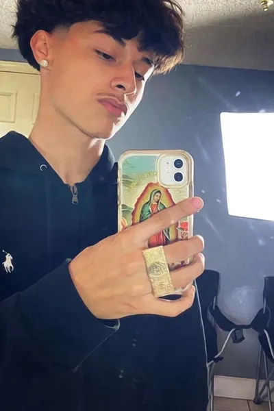 Flipped Chat AI – Chat cu Alex chino