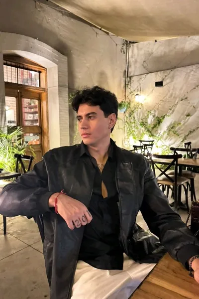 Flipped chat ai - makipag -chat sa Mauro Delacroix