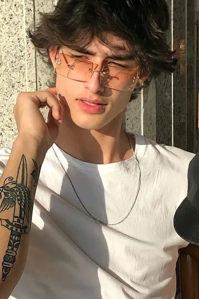 फ़्लिप्ड चैट AI – मैनुअल डियाज़ के साथ चैट करें