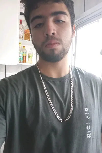 फ़्लिप्ड चैट AI – राफेल मोंटेरो के साथ चैट करें