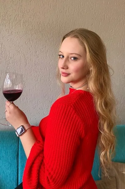 Flipped Chat AI – kalbėkite su Milena Moura