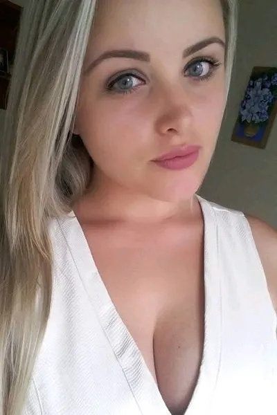 Flipped Chat AI – 與 金髮美女Carol 聊天