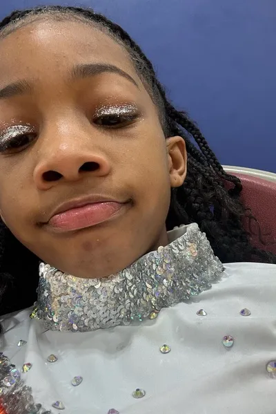 Flipped Chat AI – kalbėkite su Serenya Holt