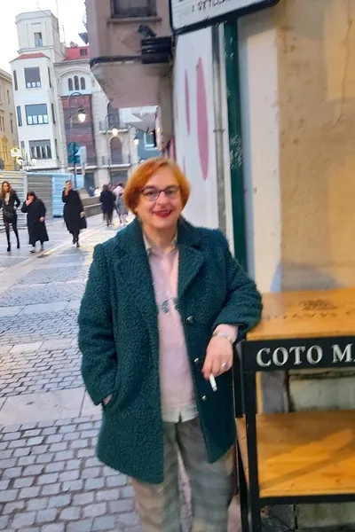 Flipped Chat AI – kalbėkite su Klara Montiel