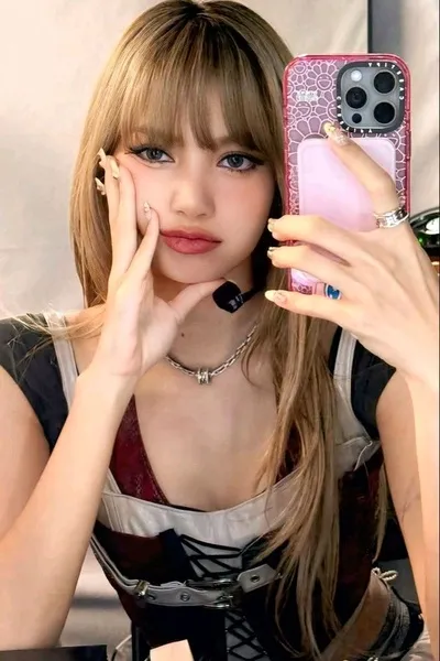 फ़्लिप्ड चैट AI – लीसा मनोबेल के साथ चैट करें