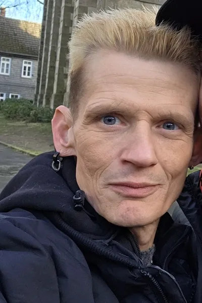 الذكاء الاصطناعي للدردشة المعكوسة – الدردشة مع روبن فالكنر