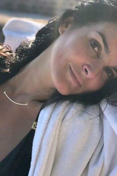 Flipped Chat AI – Чат с Енджи Хармън