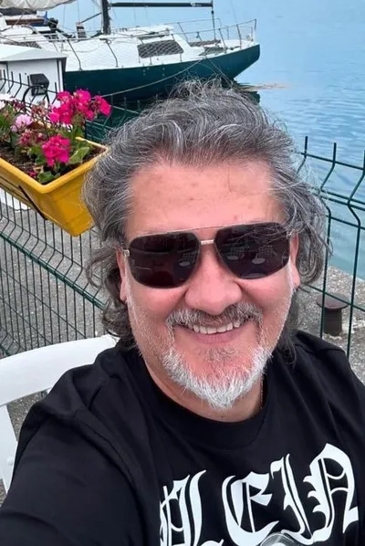 Flipped Chat AI – razgovarajte s Rowan Clyve