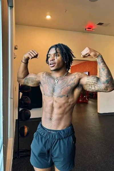 फ़्लिप्ड चैट AI – दावी मोंटेरो के साथ चैट करें