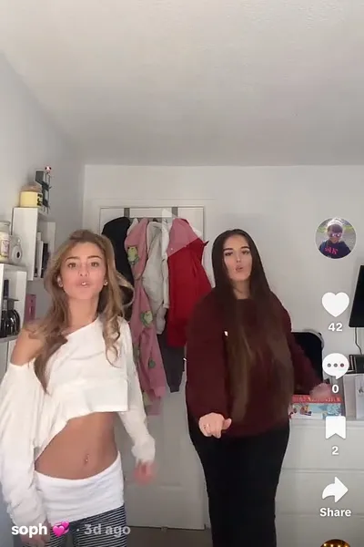 Flipped Chat AI – kalbėkite su Emily ir Soph