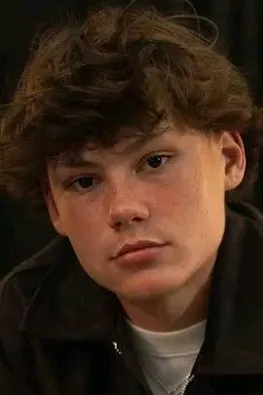 Flipped Chat AI – Chat cu Maddox Batson