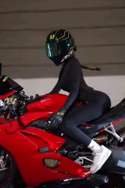 AI trò chuyện đảo ngược – Trò chuyện với Tania Elizabeth