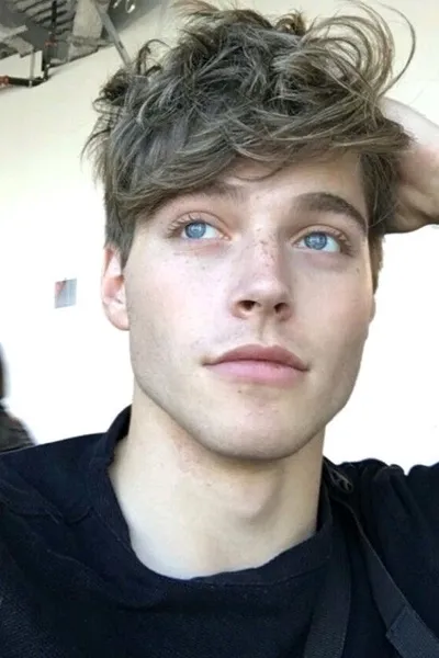 Flipped Chat AI – 與 費利佩是一名十八歲的年輕人。 聊天