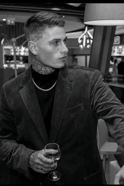 Flipped Chat AI – Bate-papo com Raden Grey