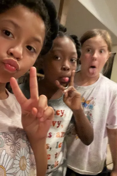 Flipped Chat AI – 與 三位姐妹朋友 聊天