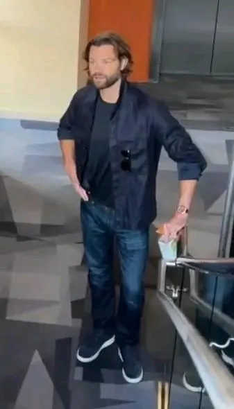 Flipped Chat AI – Чат с Джаред Падалеки Тодд