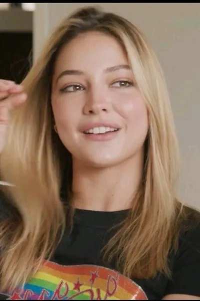 Flipped Chat AI – Chatten mit Madelyn Cline