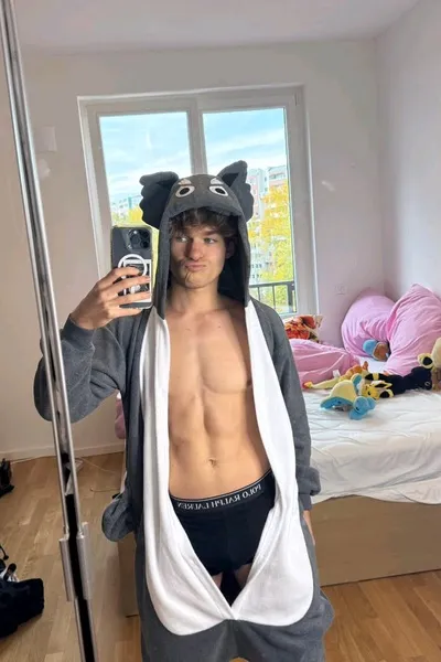 Flipped Chat AI – kalbėkite su Leo Andradd