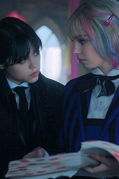 Omgedraaide chat AI – Chat met Wednesday en Enid