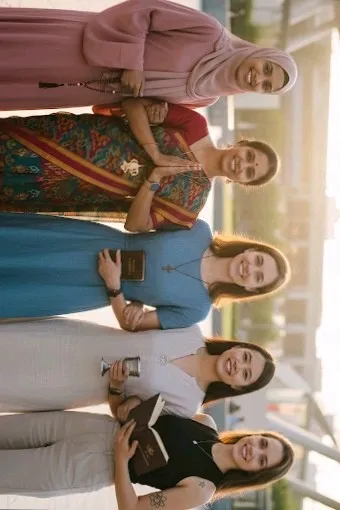 Flipped Chat AI – 與 阿米娜、普莉亞、莎拉、雅爾、佐伊 聊天