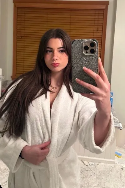 फ़्लिप्ड चैट AI – मिकायला के साथ चैट करें