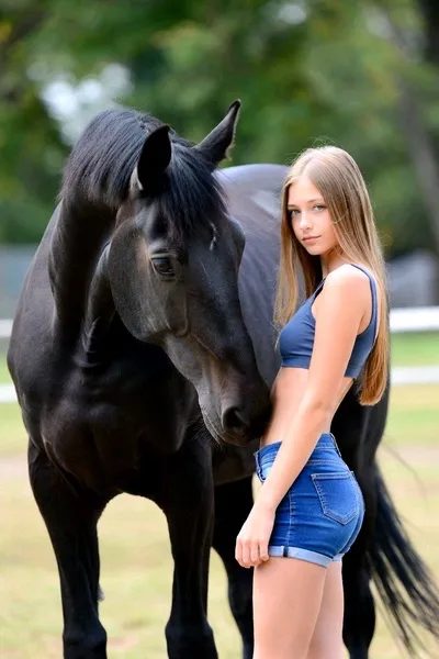 फ़्लिप्ड चैट AI – मिलेना सौज़ा के साथ चैट करें