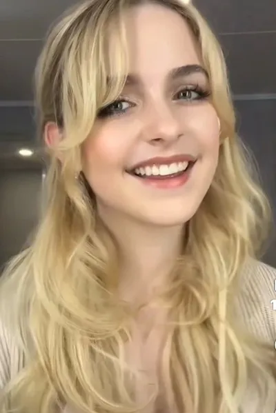 Flipped Chat AI – Chat cu Corinne Falmer