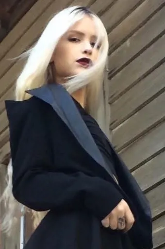 Flipped Chat AI – Chat dengan Ava Von Brock