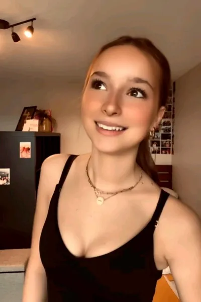 Odwrócony czat AI – rozmawiaj z Emeline l'Èbre, 18 lat