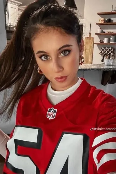 Flipped Chat AI – Chatear con Violet Summers