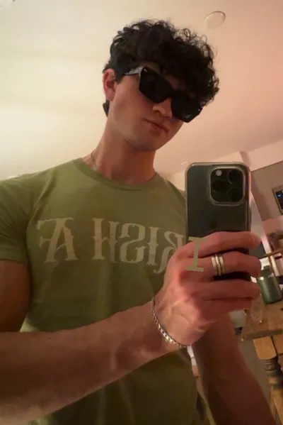 Flipped Chat AI – Csevegés Charlie Bushnell