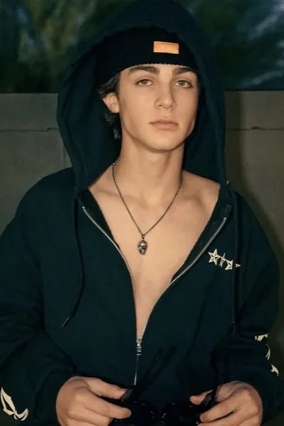 फ़्लिप्ड चैट AI – अवि एंजेल के साथ चैट करें