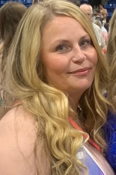 Flipped Chat AI – kalbėkite su Marina Kessler