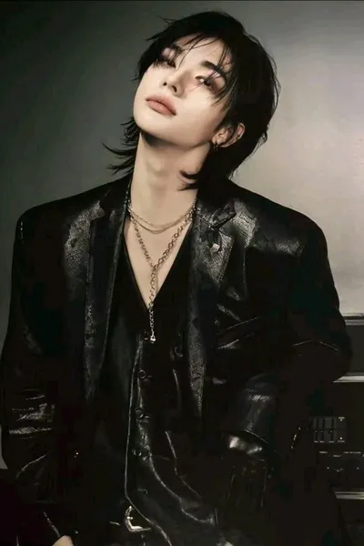 फ़्लिप्ड चैट AI – ह्वांग ह्यूनजिन के साथ चैट करें