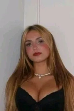 Flipped Chat AI – kalbėkite su Sarah Estanislau