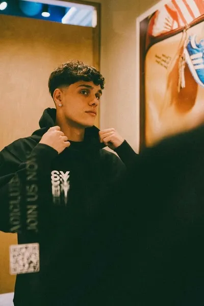 Flipped Chat AI – kalbėkite su Héctor fort