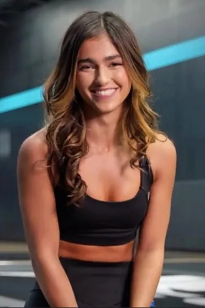 Flipped Chat AI – kalbėkite su Rayna Vallandingham